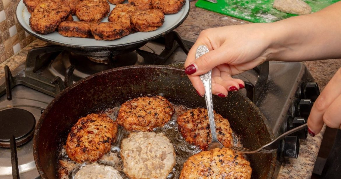 You fry minced meat and the whole stove is sprayed with oil? I use a patent that few people know about                
