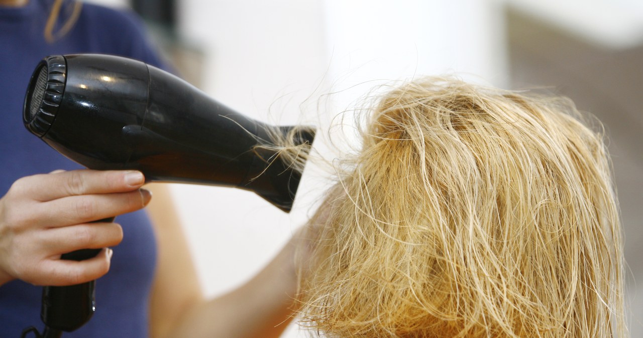 This hairstyle is conquering hair salons. It does not require styling and makes you look younger by several years