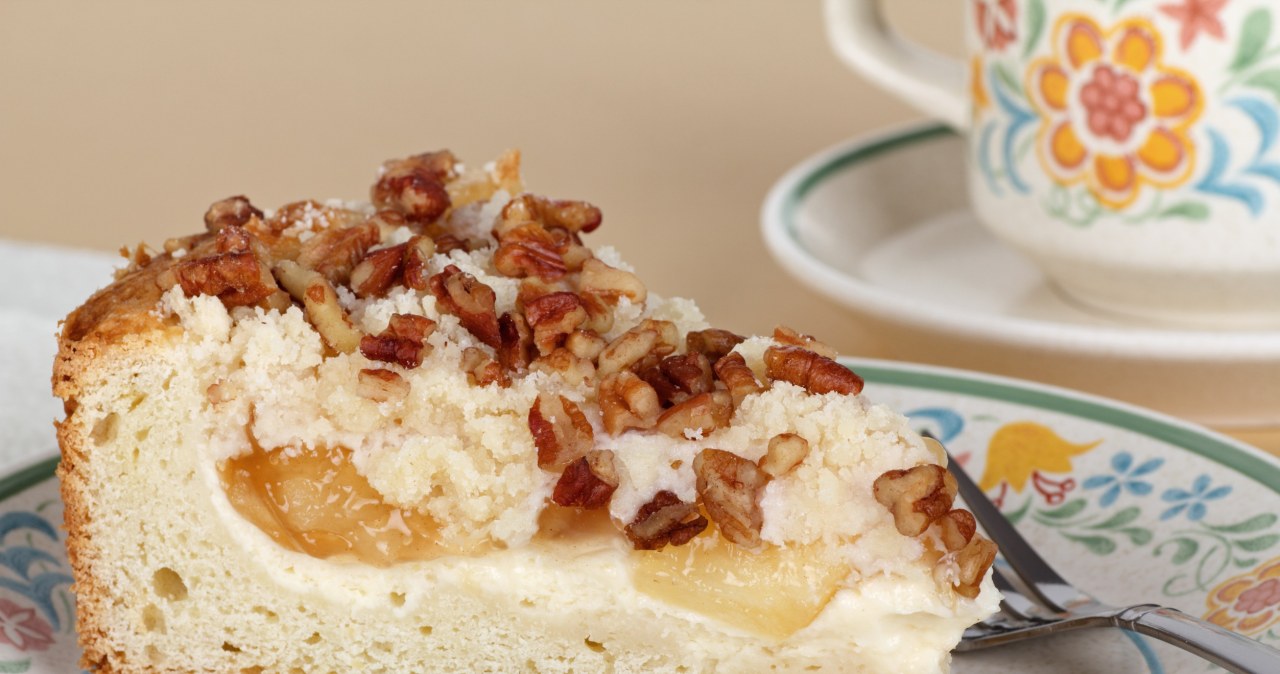 Yeast delight with cheese, apples and nuts. A recipe like from the best confectionery shop