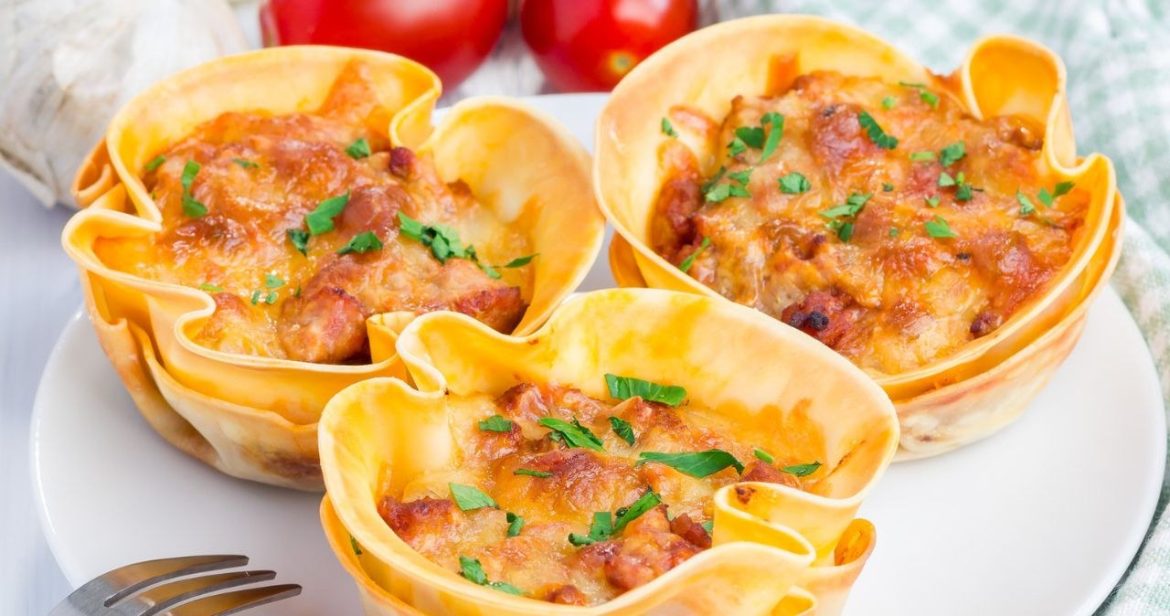 Creamy inside, with a crispy topping. Serve cupcakes like lasagna as a warm snack                
