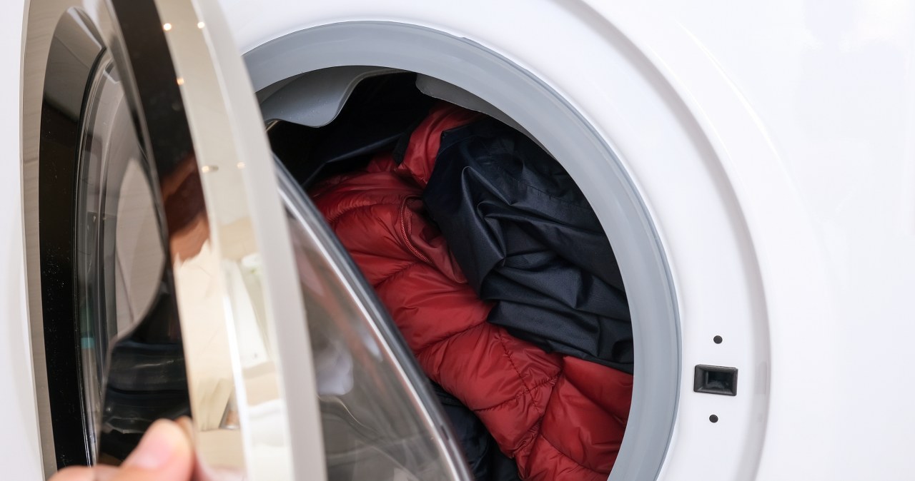 This way you can wash your down jacket without damaging it. Just a few drops in the washing machine are enough