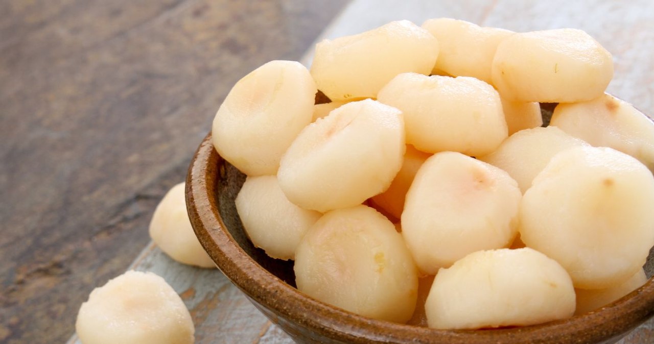 Instead of sweets, add crunch to salads. They act as a protective shield for the brain and liver