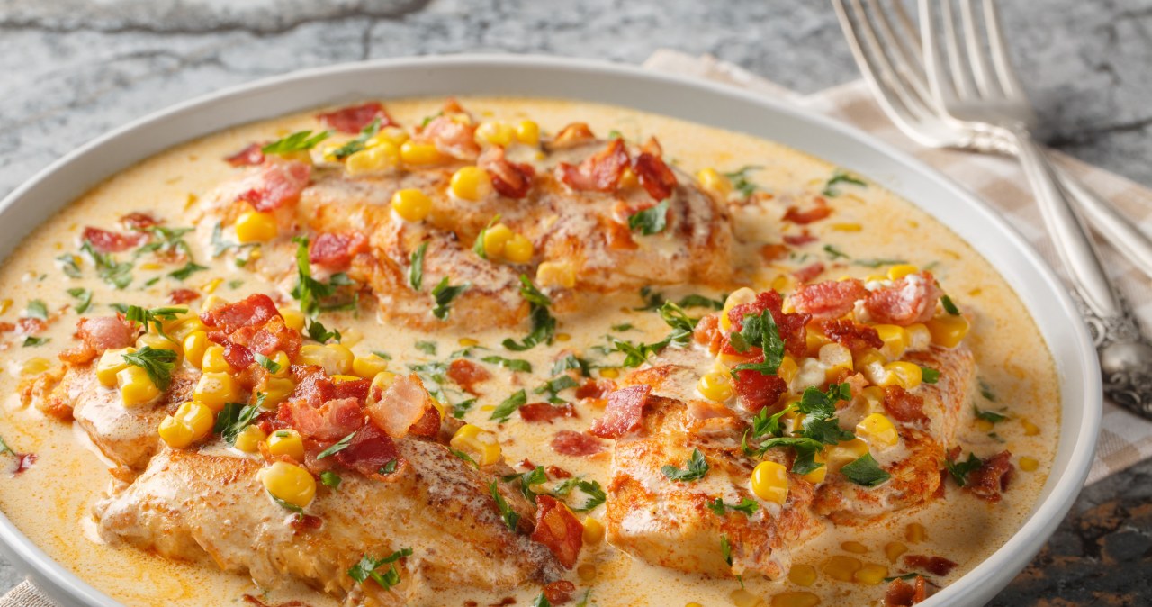 Chicken fillets in creamy sauce. An idea for Saturday dinner