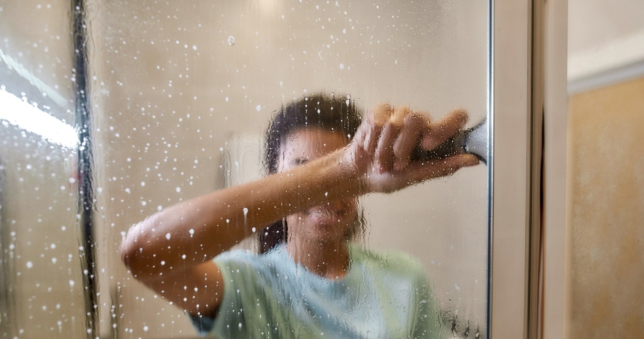 You will remove limescale from the shower cabin without scrubbing. Just a few minutes is enough