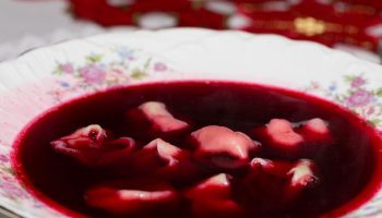 Not vinegar and not lemon. Only one ingredient makes borscht deep red and clear