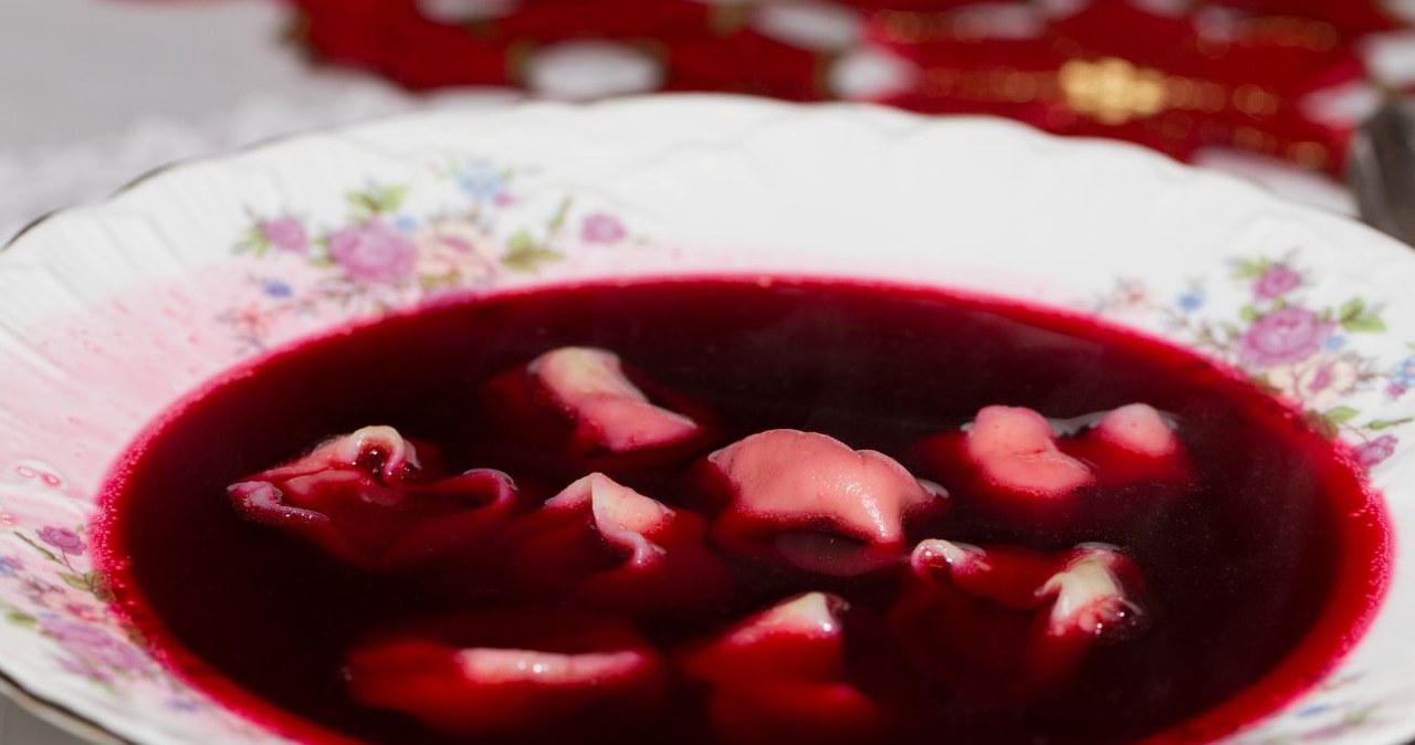 Not vinegar and not lemon. Only one ingredient makes borscht deep red and clear