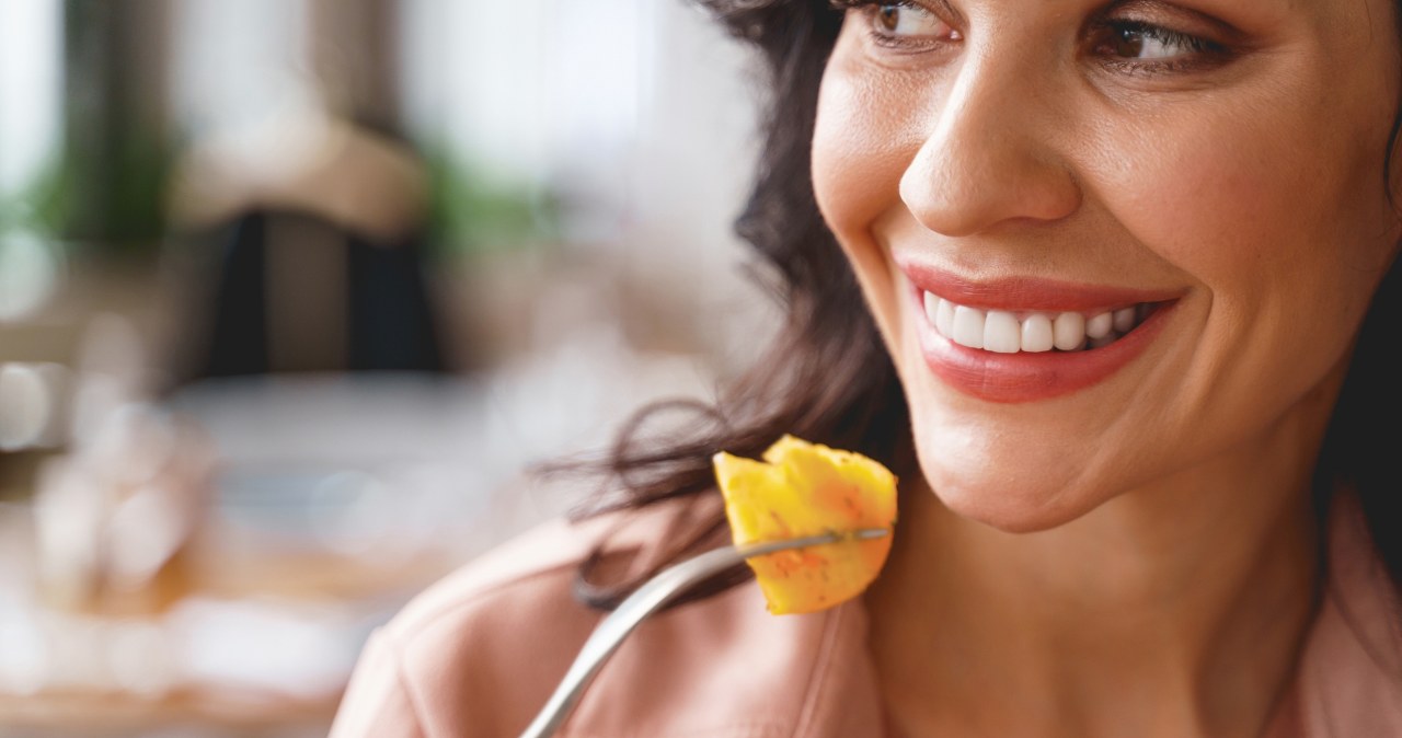 2 slices a day are enough. The skin will be smooth and the aging process will slow down