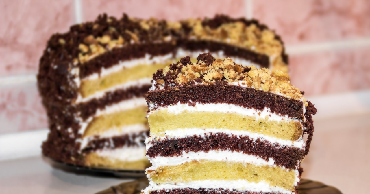 It looks like it came from the best confectionery shop. When you cut it, you will only hear admiration