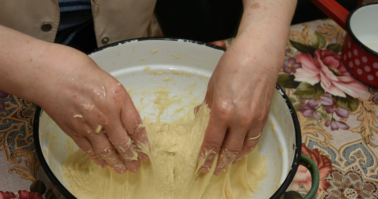 Add to the dough instead of butter. It will be creamy, fluffy, and there will be no stains