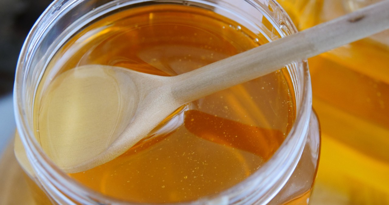 Neither a match nor a glass of water will show whether the honey is real. The expert explains how to recognize it