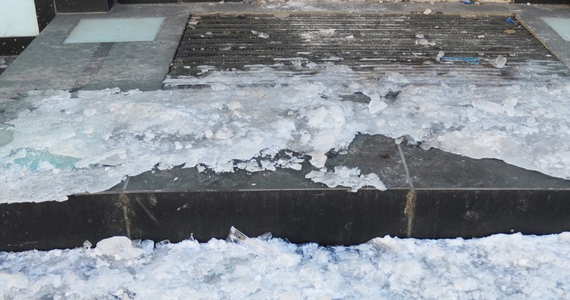 Instead of salt, sprinkle your driveway and stairs with this. You will forget about white traces