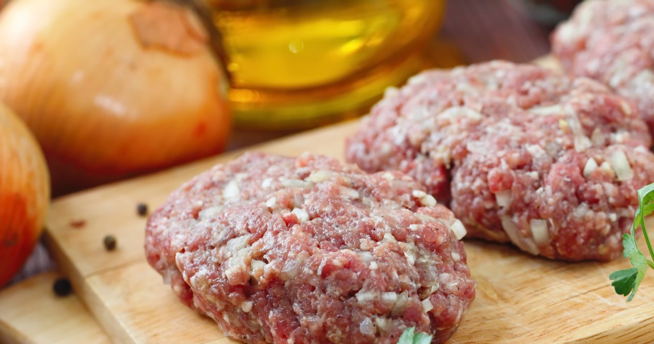 I make minced cutlets according to my grandmother's recipe. One addition makes them juicier and softer