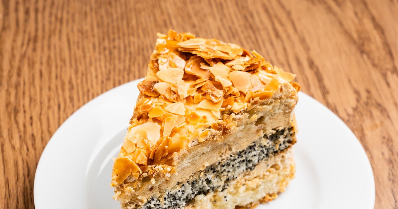 A poppy-coconut dessert that will delight your guests. Christmas Fantasy tastes amazing