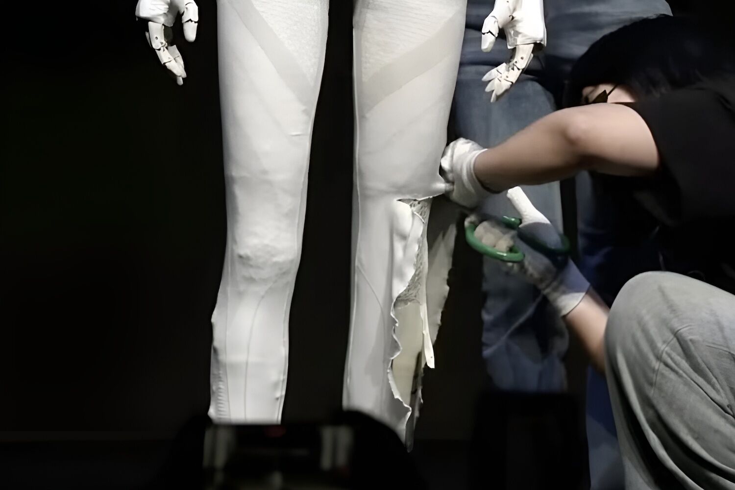 Incredibly realistic robot opened to prove it wasn't a masked human