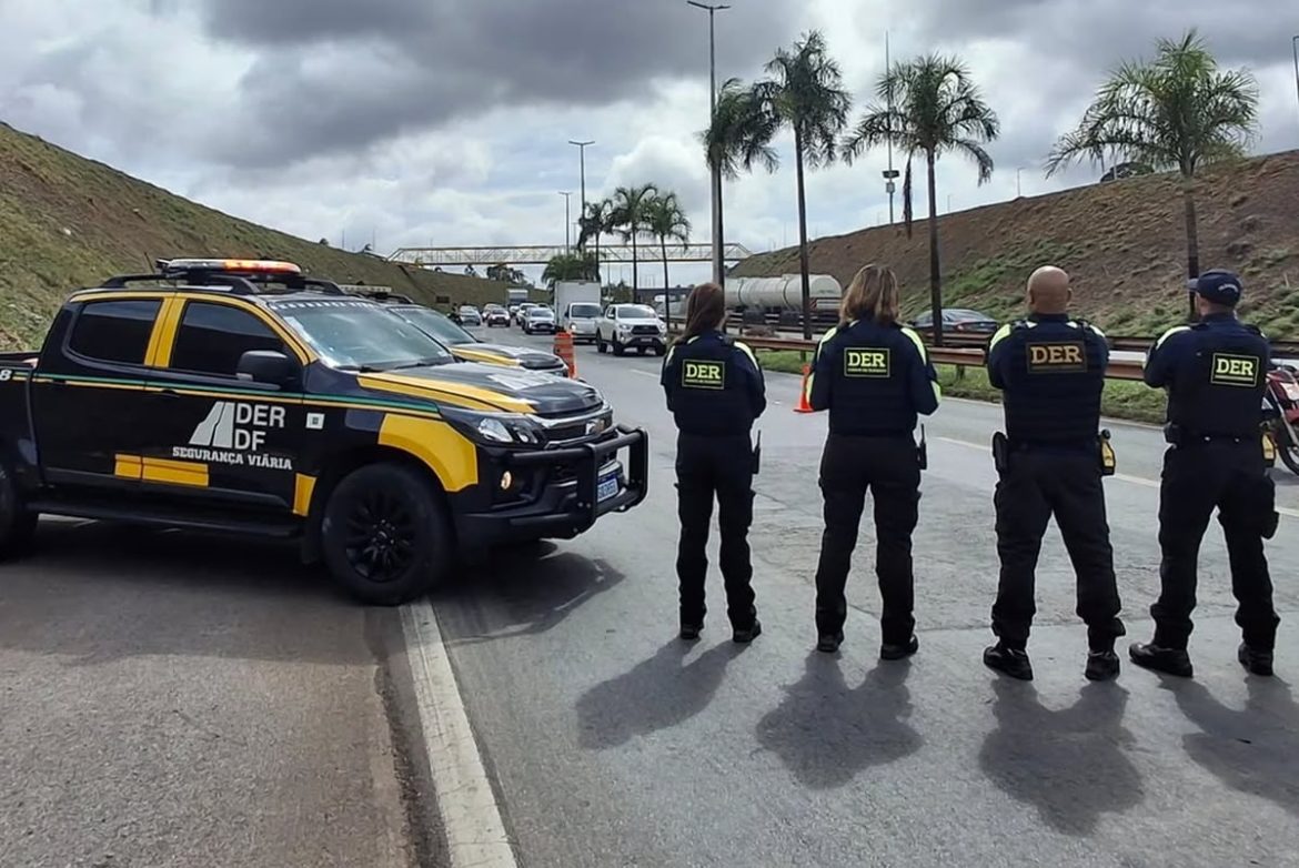 motoristas-sao-autuados-em-blitz-de-fim-de-ano.-entenda-a-operacao