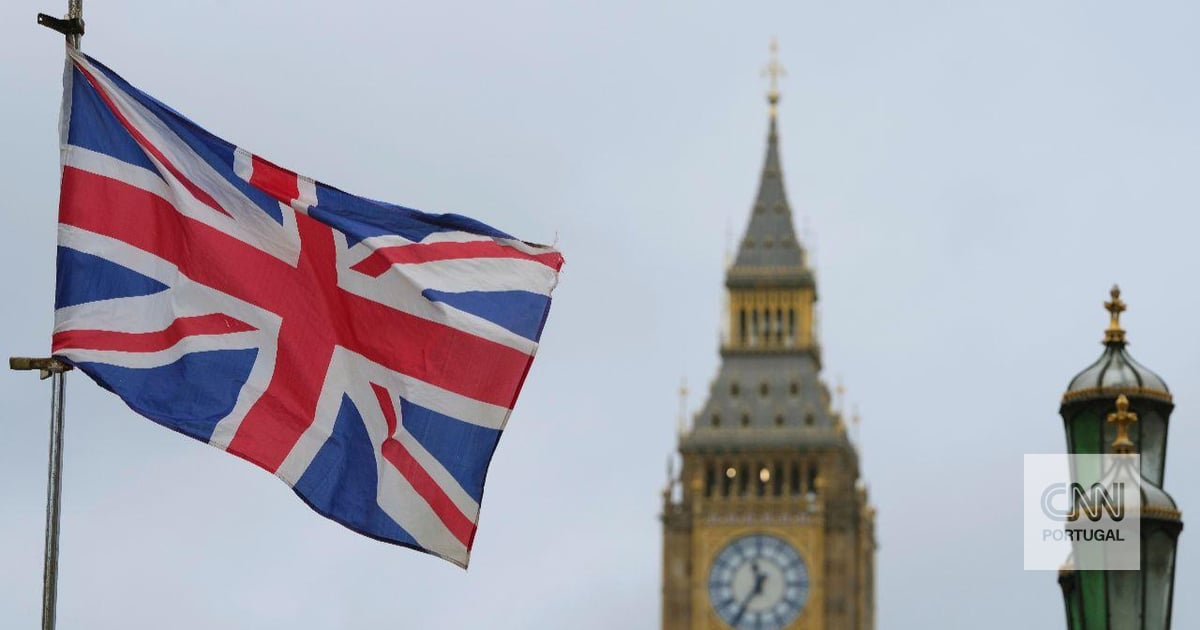 "Several people" stabbed on a train in England. Police arrest two suspects