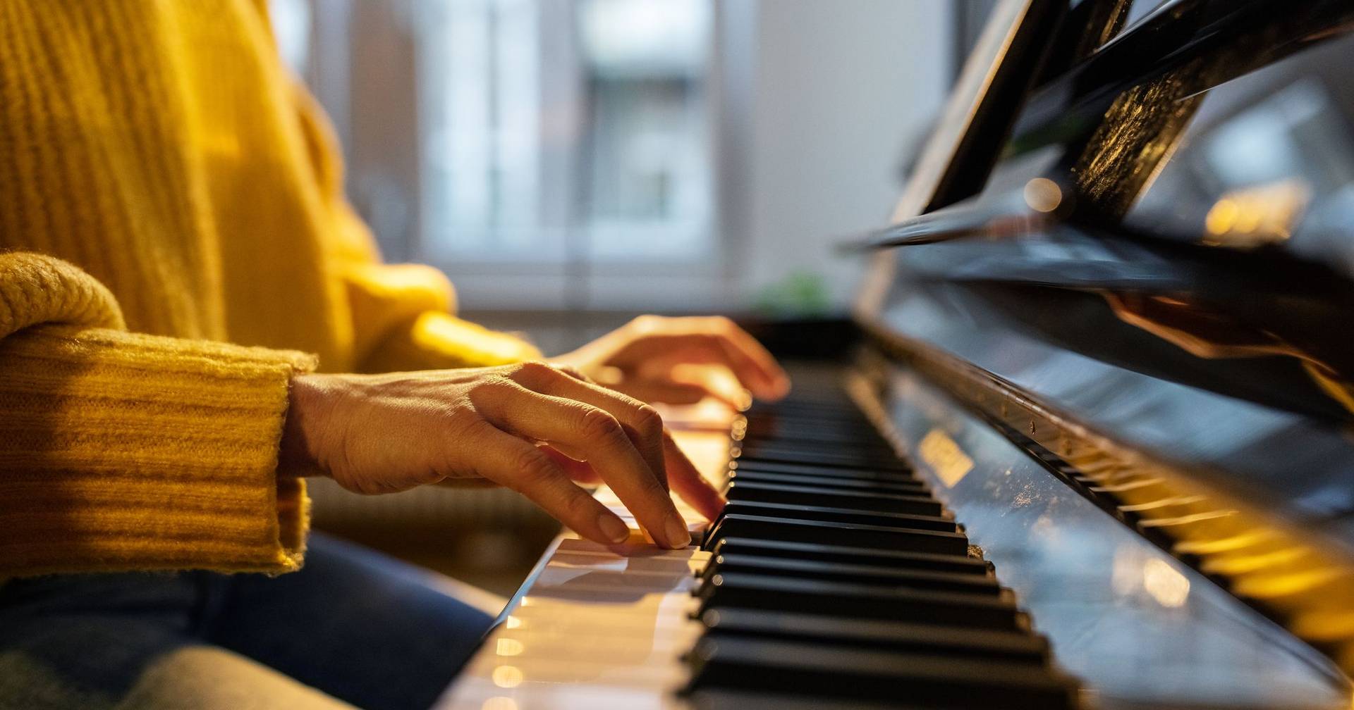 "The pianist in you": Diana creates a method to teach adults to play the piano