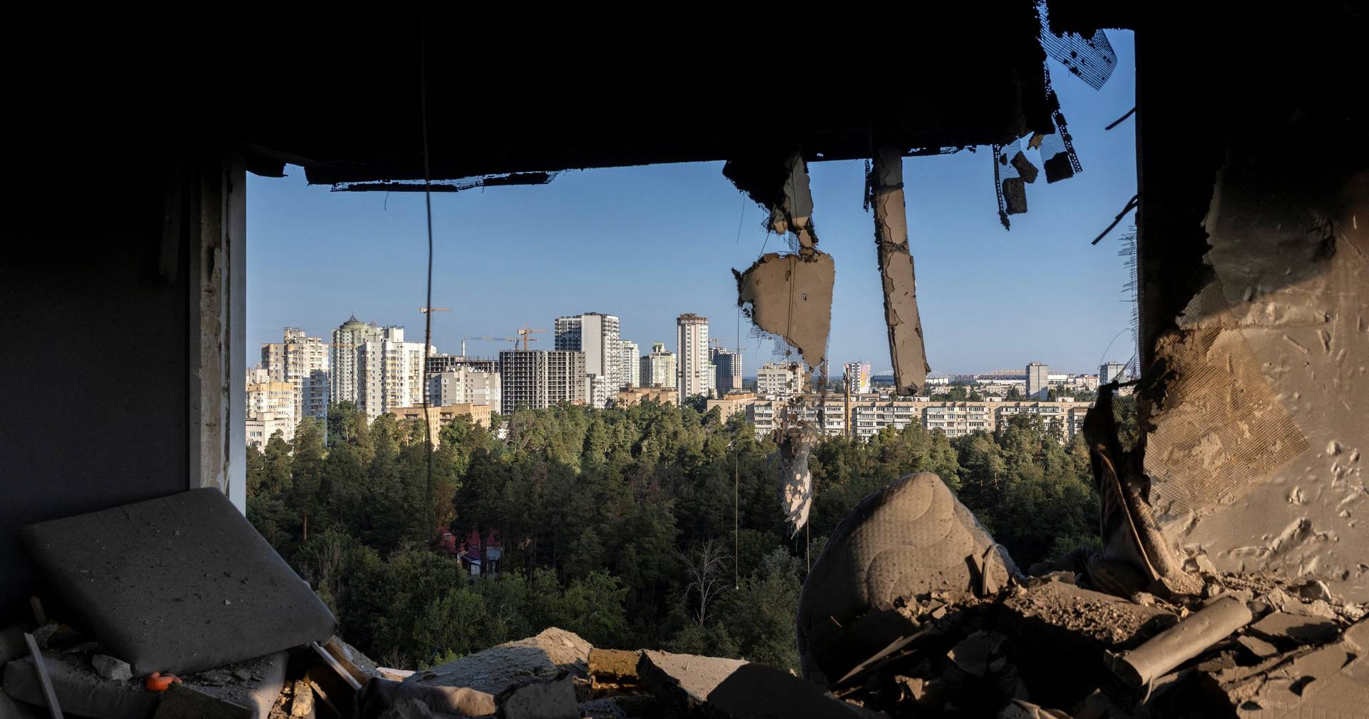 Several killed in new wave of Russian attacks in Ukraine