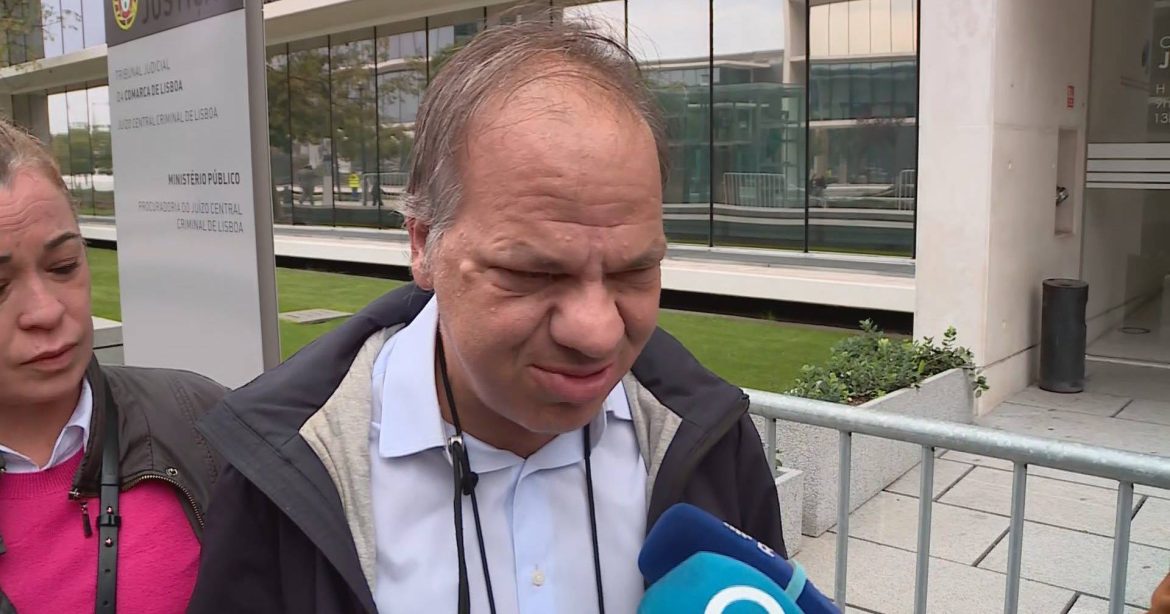Unofficial lawyer will "try to talk" to Sócrates about what to do next 
