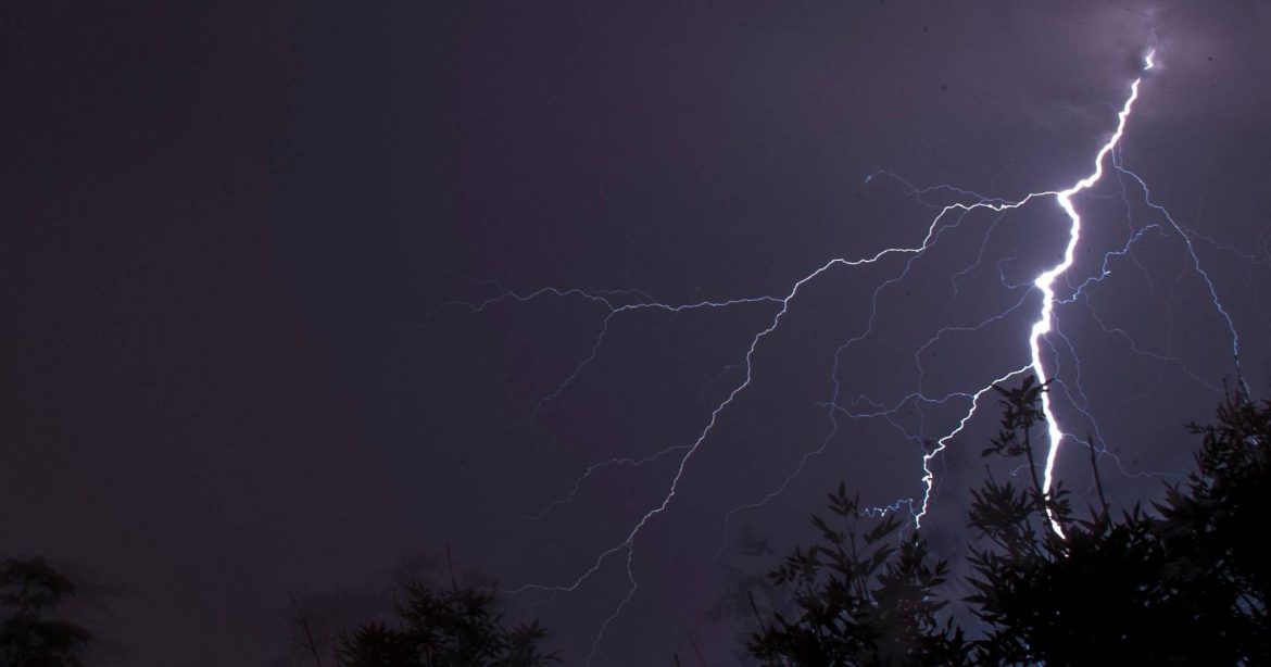 Stormy day with almost the entire country under orange warning: More than 29 thousand atmospheric electrical discharges recorded in the last 24 hours
