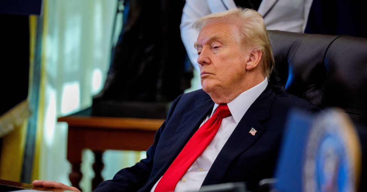 Trump turns to star in the moment in the Oval Hall
