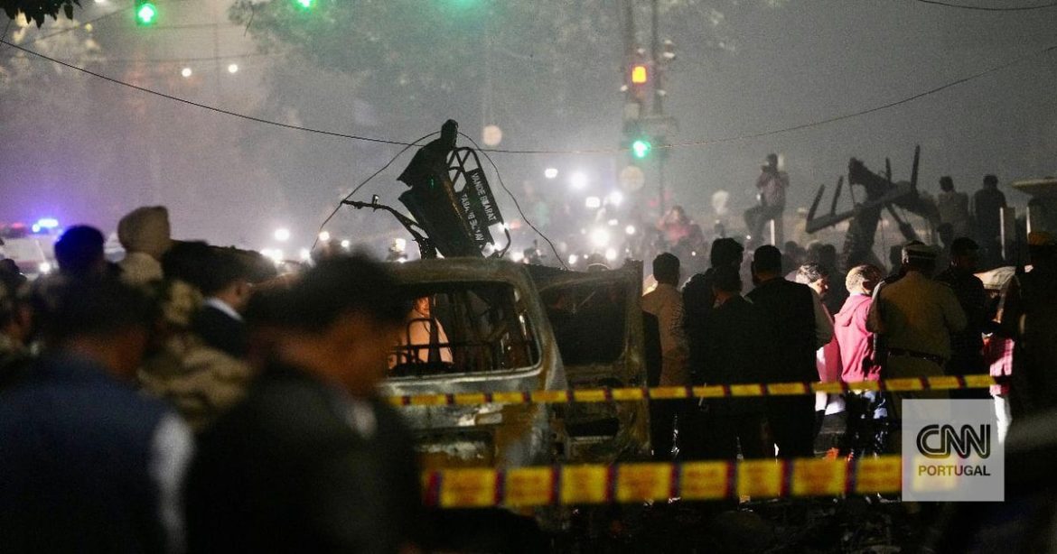 Car explosion kills at least ten people near tourist attraction in New Delhi
