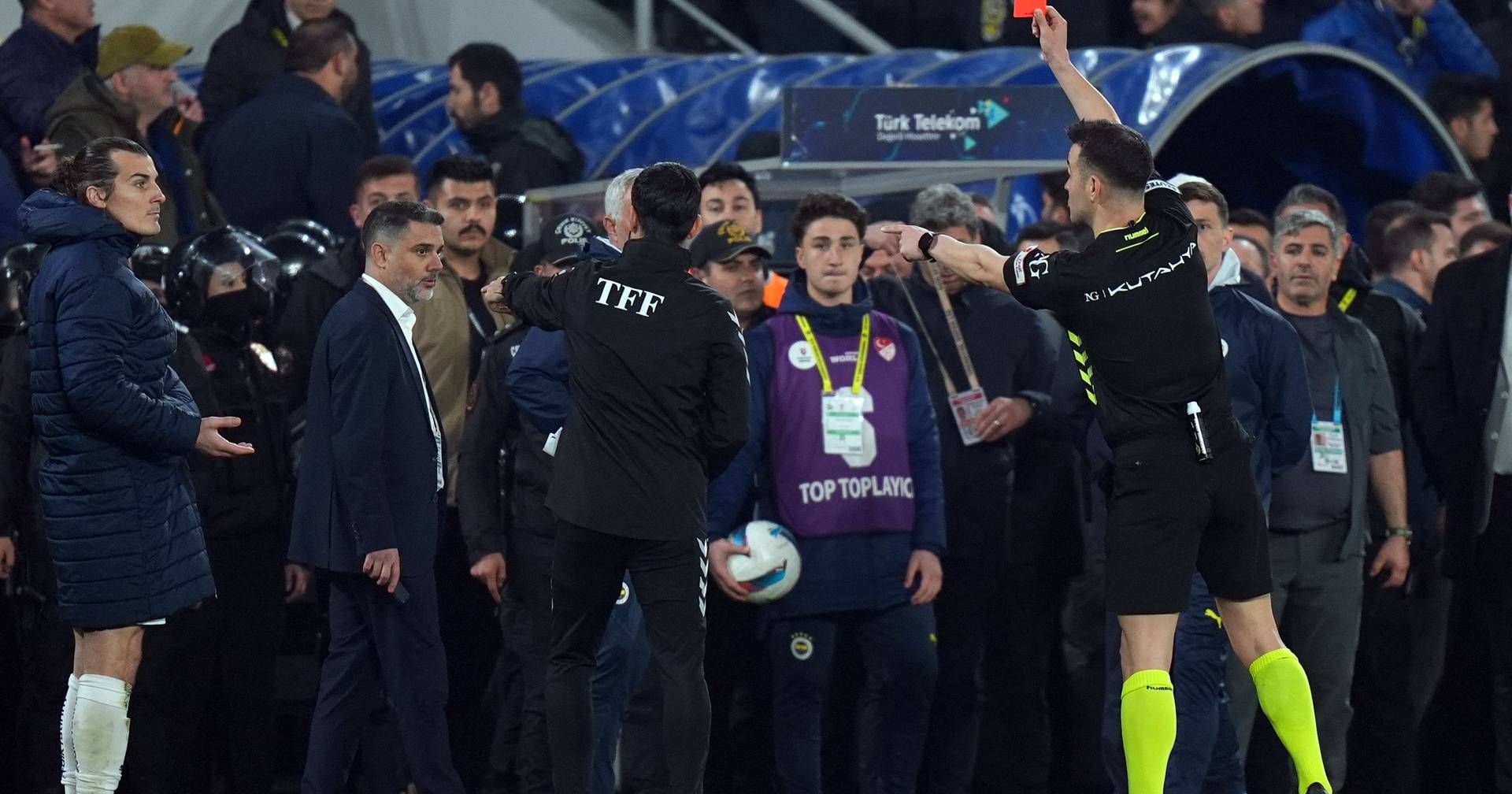 Scandal in Turkish football: president and 17 referees detained, more than a thousand players suspended
