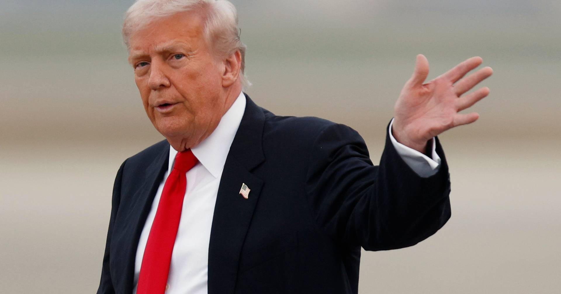 Trump threatens to fire air traffic controllers and promises bonuses to those who work without pay