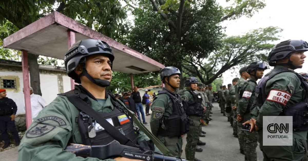 Venezuela announces "massive mobilization" of military forces after the US sends the world's largest warship to the region