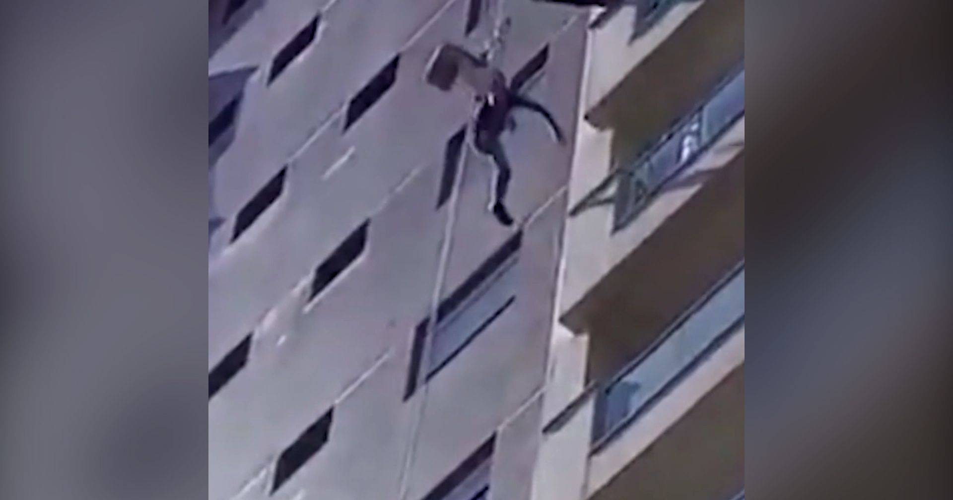 Moments of panic in Brazil: man faints and hangs on the 9th floor of the building where he worked