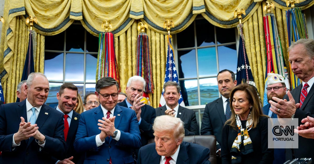 US Congress approves budget agreement and ends 43-day government shutdown