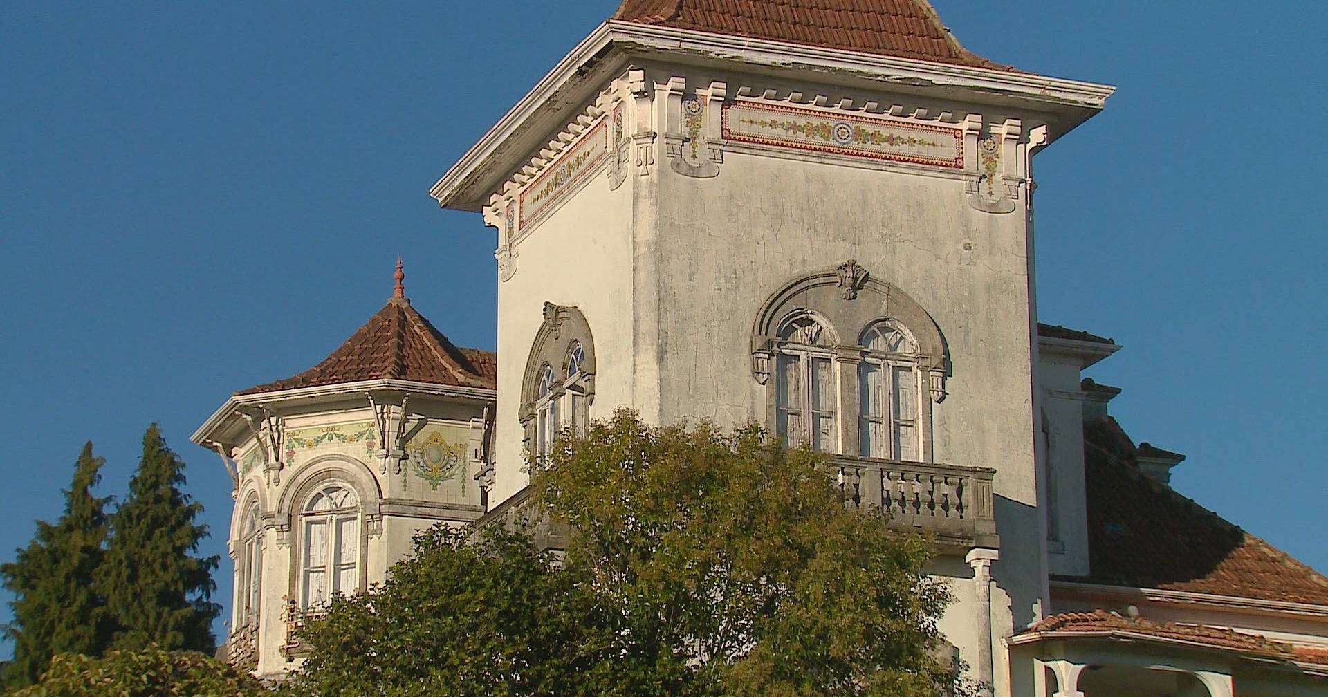 Manor farms, manor houses, mansions: across the country there are dozens of historic properties for sale