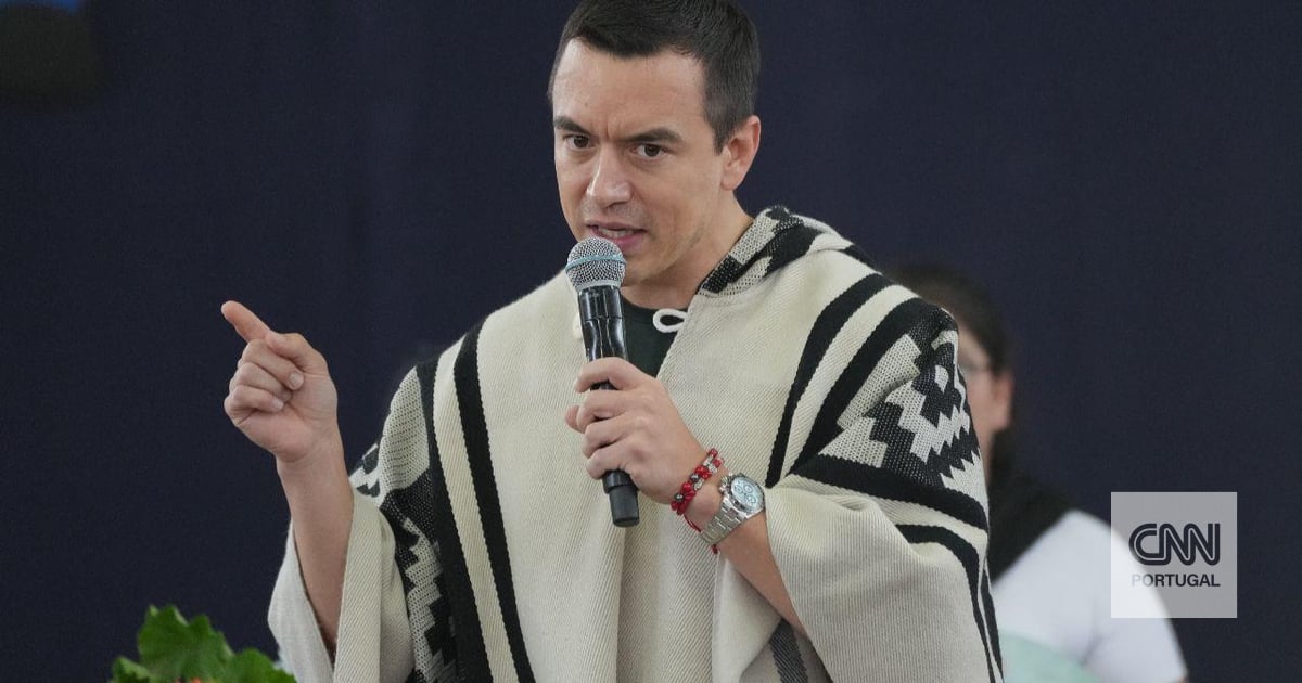 President of Ecuador loses referendum for new Constitution and foreign military bases