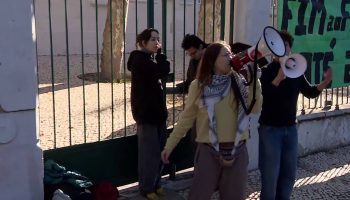 Students padlock Liceu Camões in protest for the end of fossil fuels by 2030
