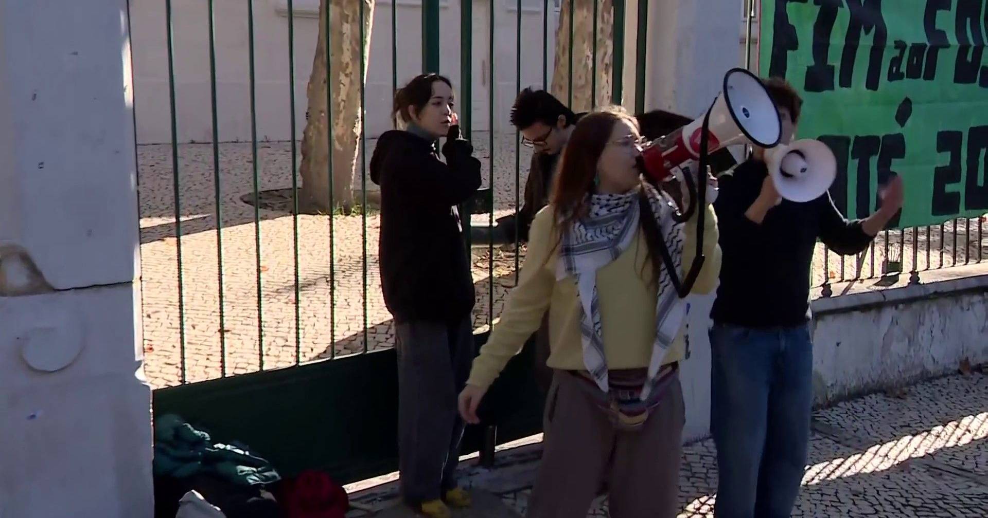 Students padlock Liceu Camões in protest for the end of fossil fuels by 2030