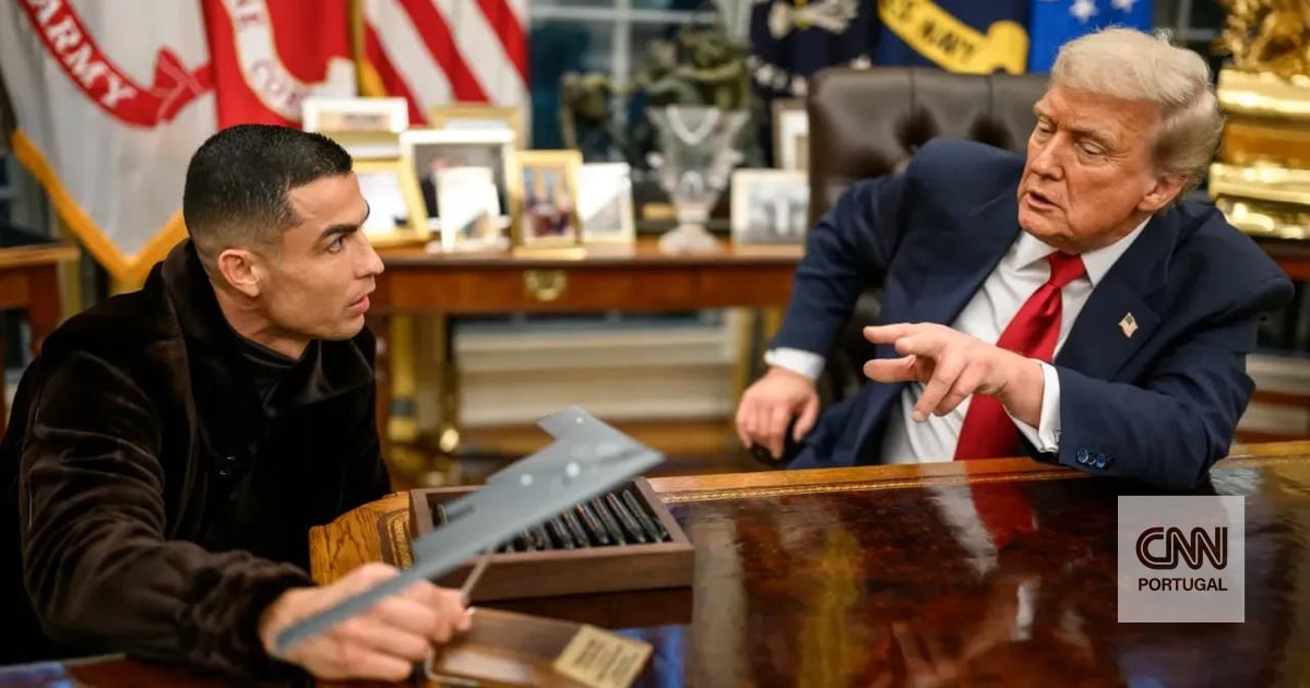 Received in the Oval Office and entitled to a special gift: there are new images of the meeting between Cristiano Ronaldo and Donald Trump