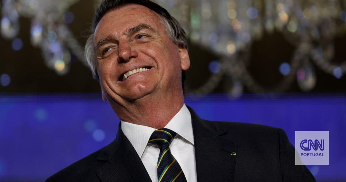 Bolsonaro admitted to having used a soldering iron to try to open an electronic bracelet, but only out of “curiosity”