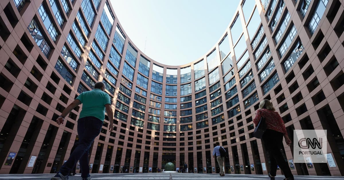 European Parliament approves report that calls for a minimum age of 16 to access social networks