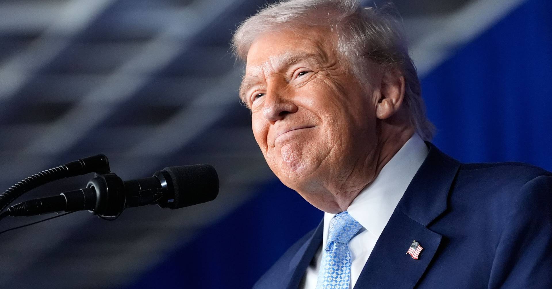 Trump accuses Caracas of "causing a lot of problems" but is open to negotiating with Maduro