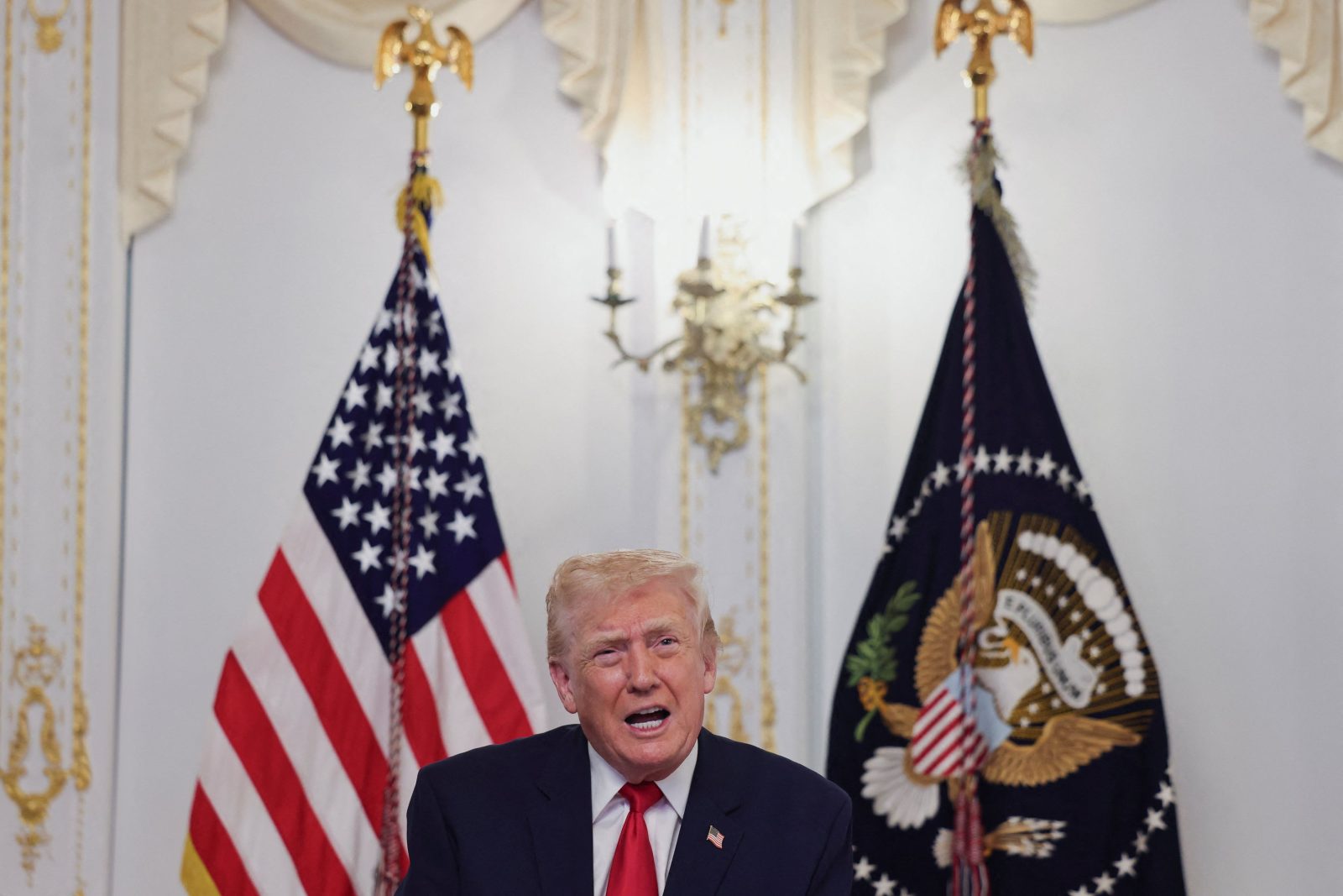 Τραμπ: Ακυρώνω το 92% των διαταγμάτων του Μπάιντεν – Τα υπέγραψε με Autopen