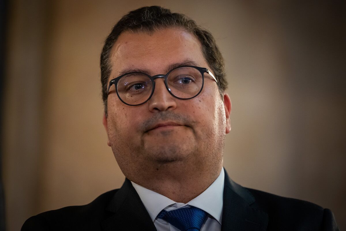 Government wants to move forward with new tax on banks