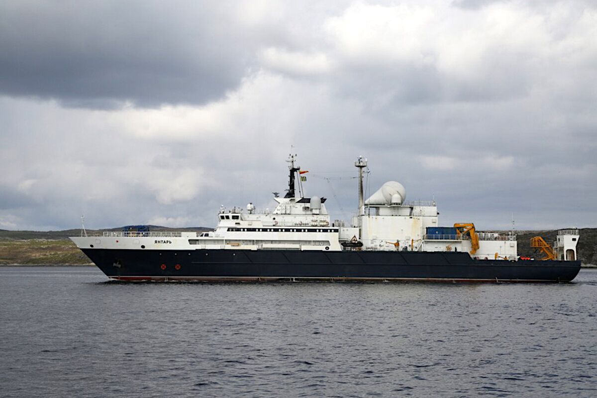 Russian spy ship entered UK waters and aimed lasers at British planes