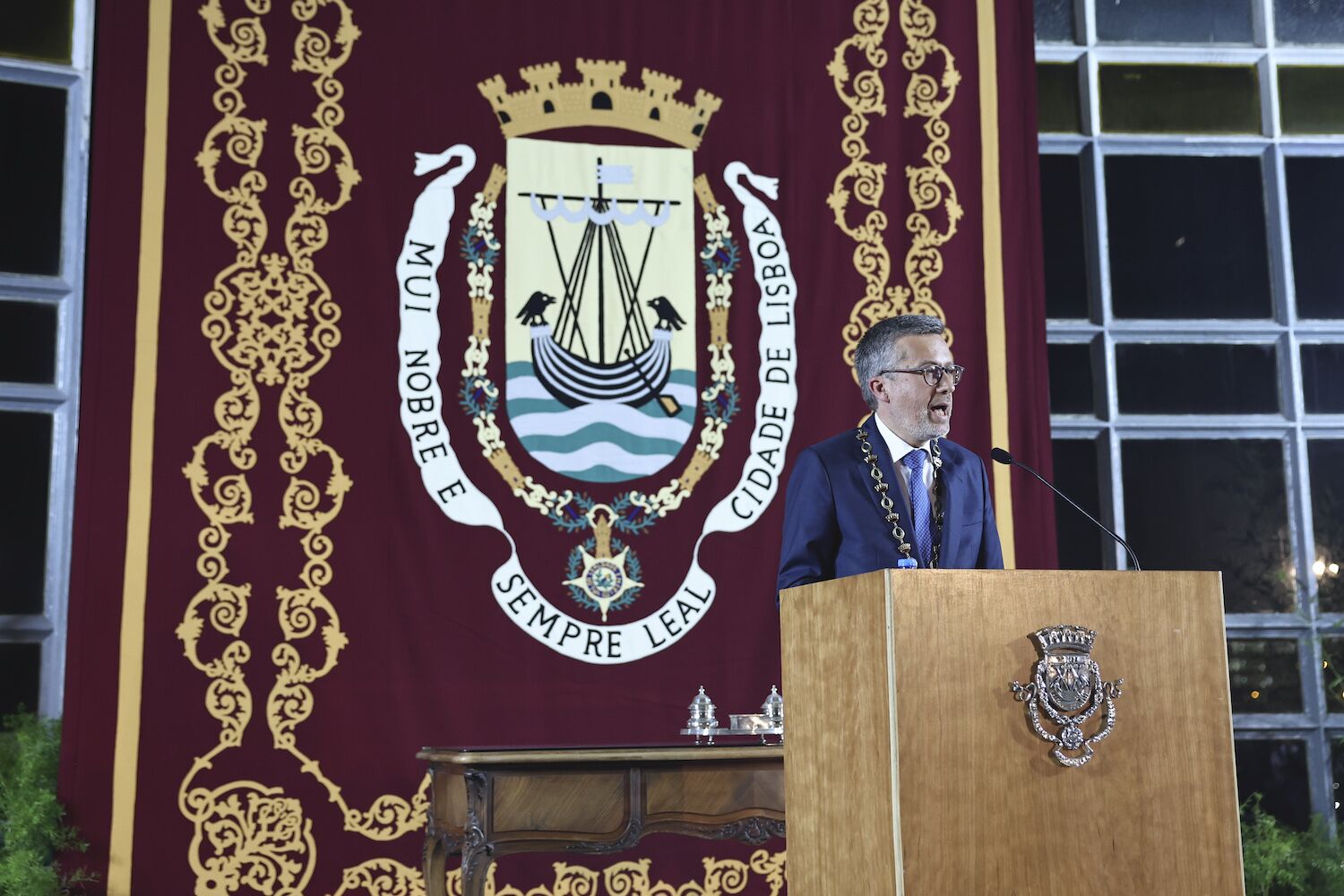 Moedas suffered a defeat shortly after taking office – and what was Passos doing back there?