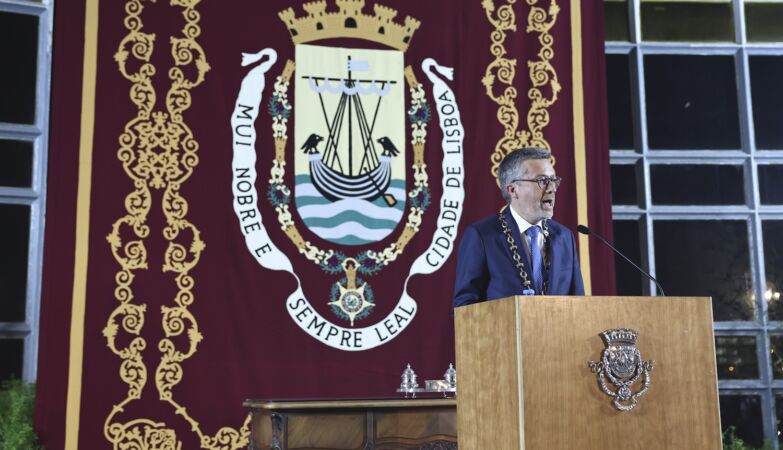 Moedas suffered a defeat shortly after taking office – and what was Passos doing back there?