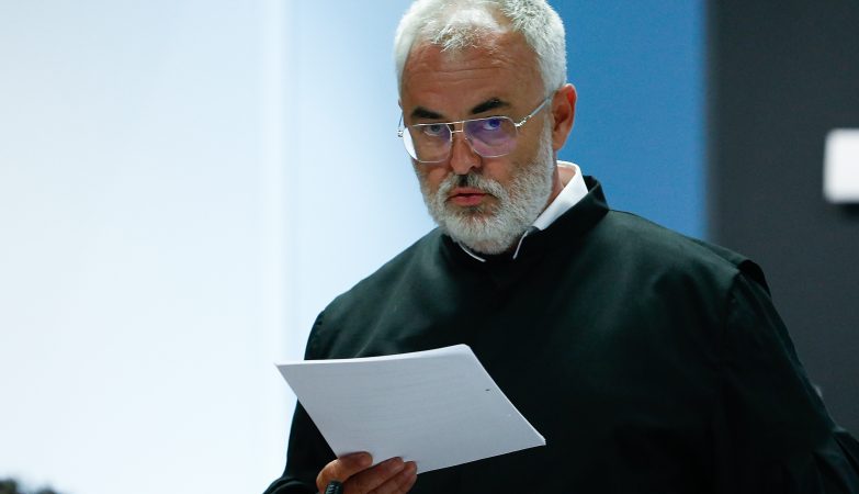 After all, Sócrates' former lawyer is Sócrates' lawyer. And it can delay the process (further)