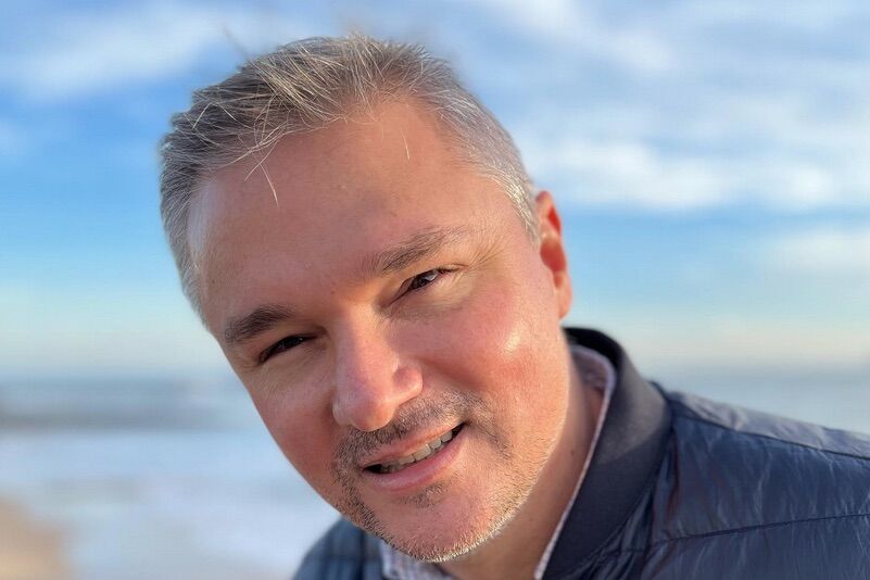 Complaints against CNN director: he is favoring gay men