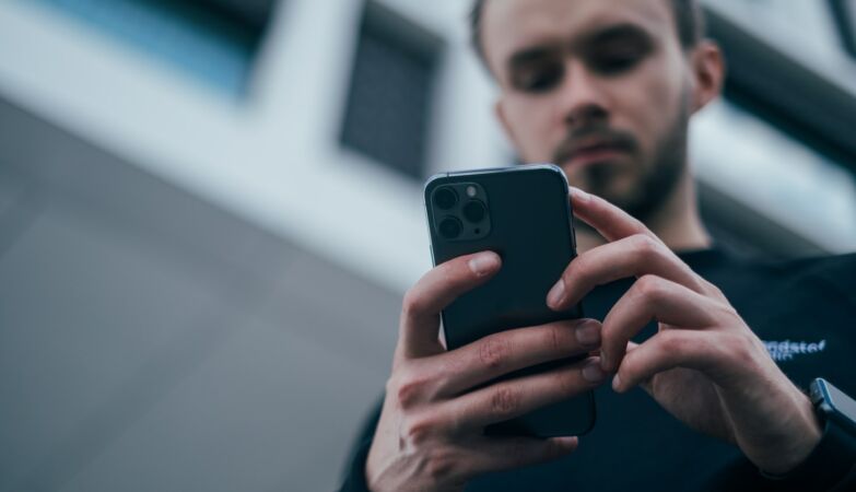 Be careful with old cell phones: some no longer call for help. One person died in Australia