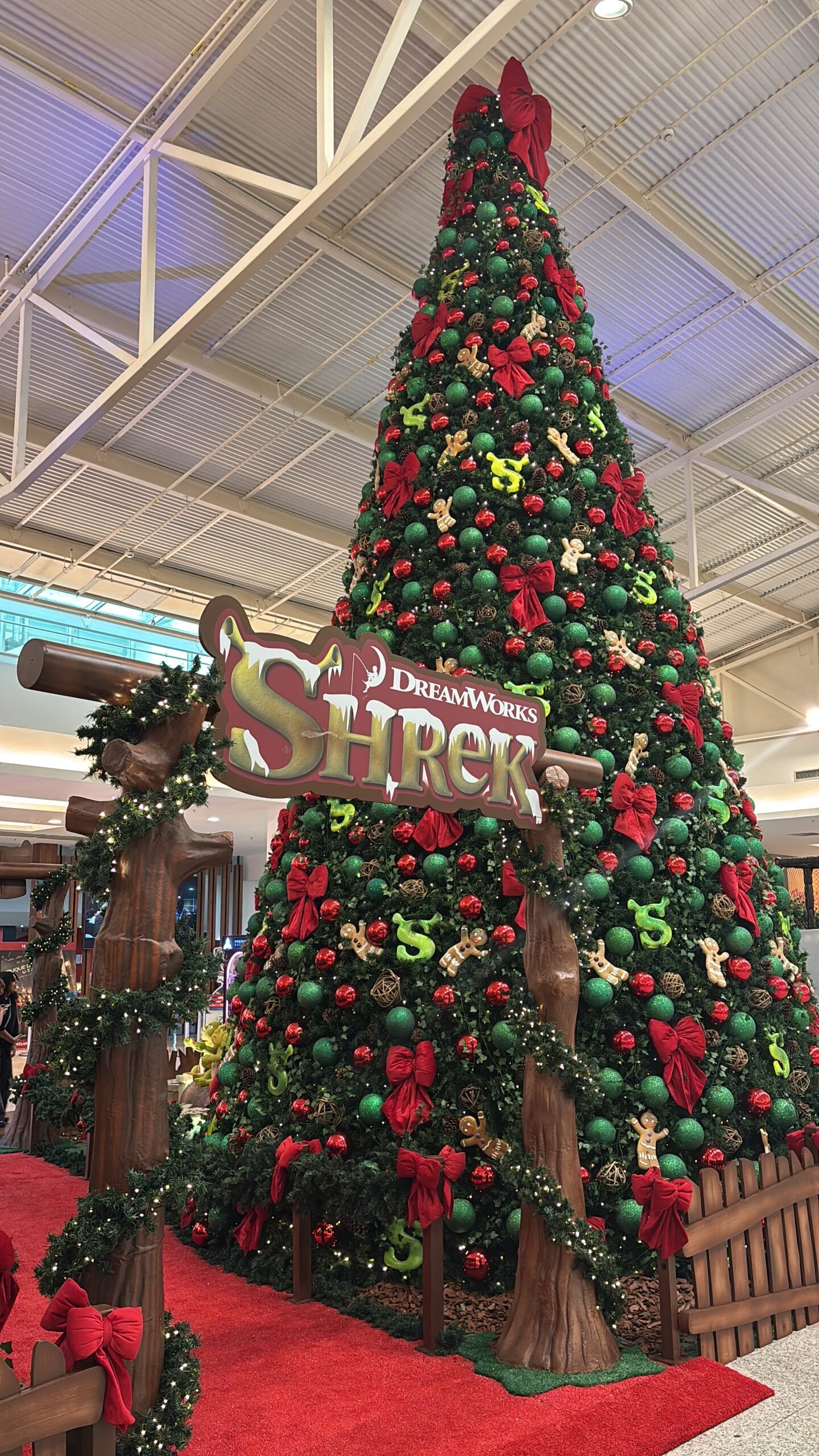 The magic of Christmas takes over Via Verde Shopping with Santa Claus and Shrek theme park