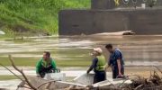 Drone gets stuck between rafts on the Acre River and is rescued by a Deracre team; VIDEO