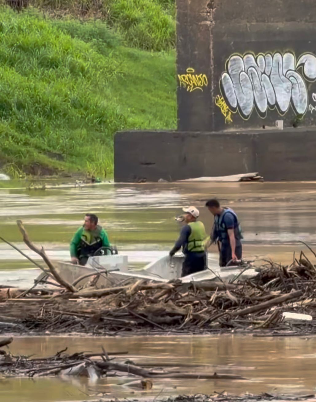 Drone gets stuck between rafts on the Acre River and is rescued by a Deracre team; VIDEO